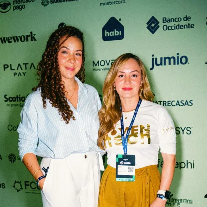 Dos mujeres en el photocall con Habi, Jumio y Banco de Occidente