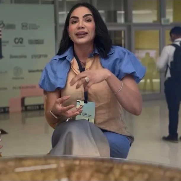 Dos mujeres conversando sobre el rol de las líderes en fintech en LATAM