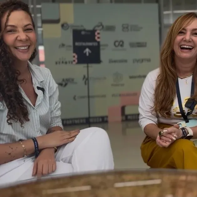 Dos mujeres sentadas riendo durante una entrevista en el Latam Fintech Market 2026