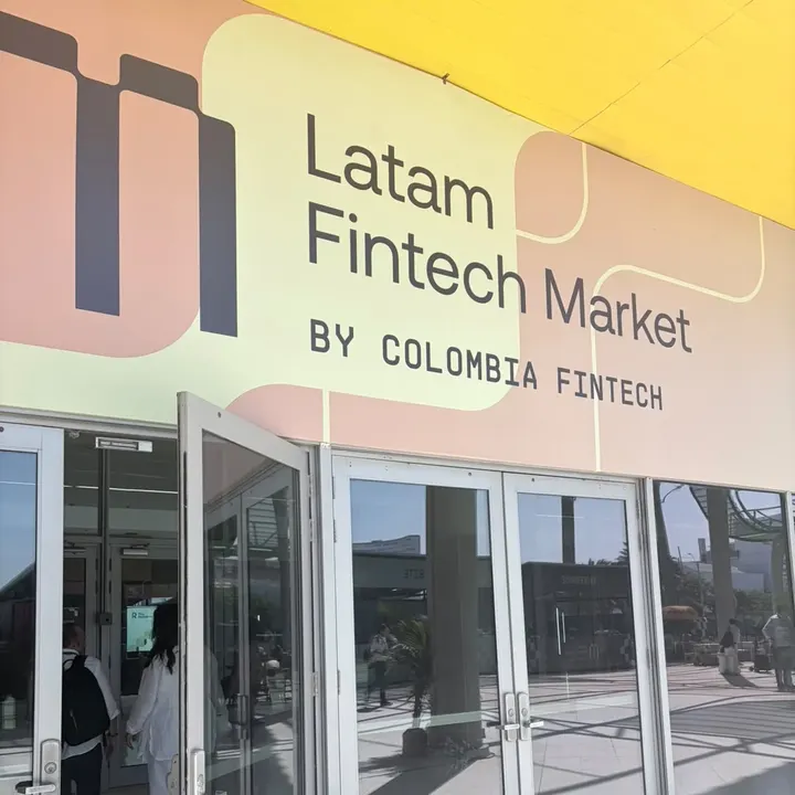 Fachada del Centro de Convenciones Puerta de Oro con el letrero del Latam Fintech Market